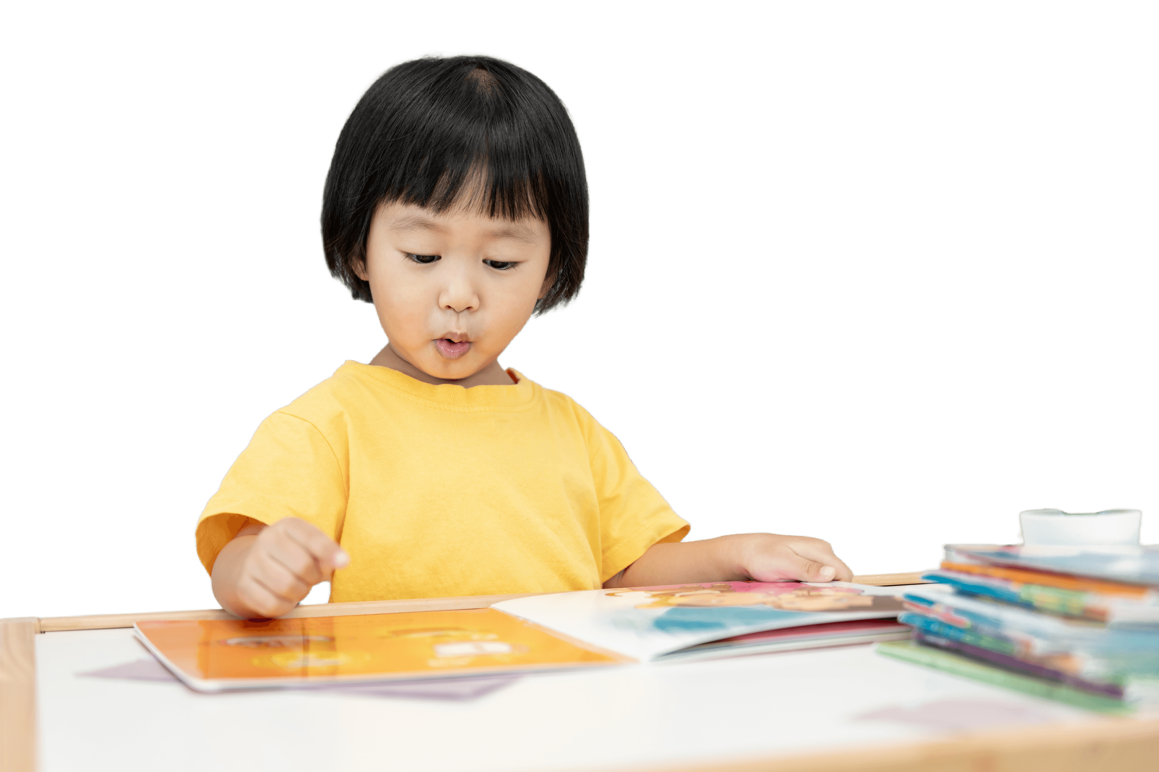 Educação Infantil: menina pequena de camiseta amarela lendo um livro.